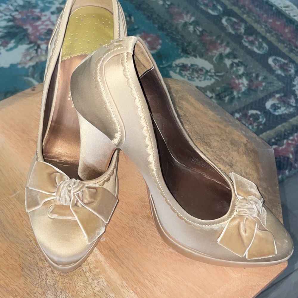 Cole Hann Nike Air 💕 collection. Gold/bronze. Gorgeous. Size 8